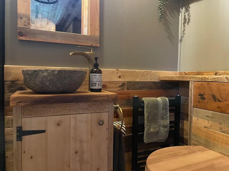 Shepherd's Huts - Four Seasons 