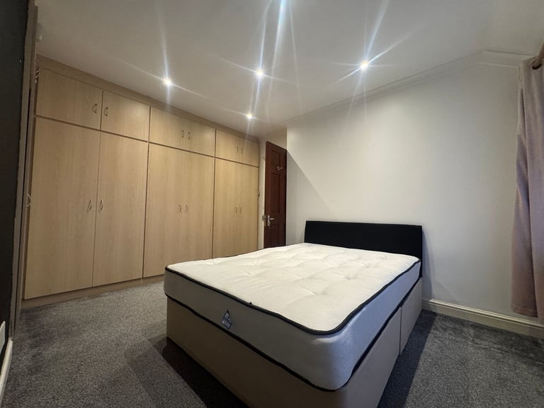 3 Bed Semi Detached Driveway Parking for Rent - Cullington Close, Kenton, Wealdstone Harrow HA3 