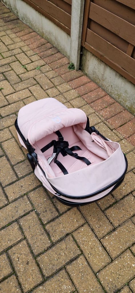 PUGGLE MONACO XT TRAVEL SYSTEM. IN VERY GOOD CONDITION.