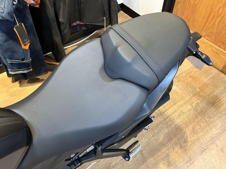 2025 Triumph Daytona 660 PREMIUM TWIN COLOUR Petrol black 6 Speed