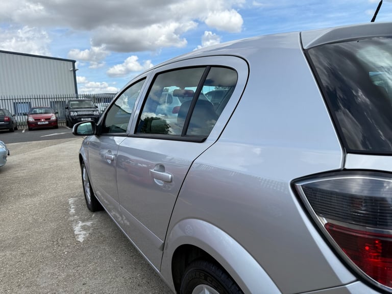 2005 Vauxhall Astra 1.6i 16V Club 5dr HATCHBACK Petrol Manual - Image 17