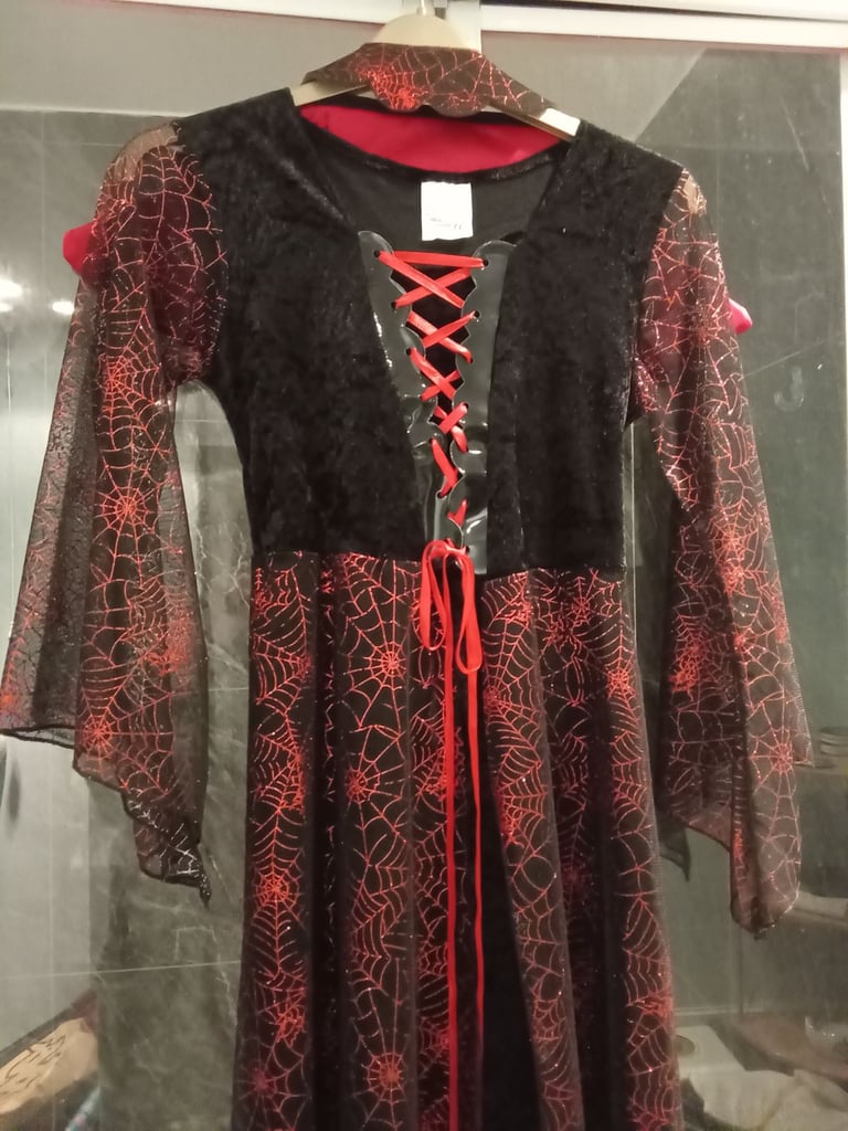 Halloween vampiress costume age 7-10 years