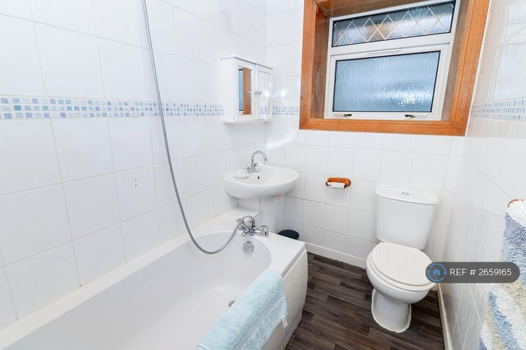 3 bedroom flat in Fieldhead Drive, Glasgow, G43 (3 bed) (#2659165)