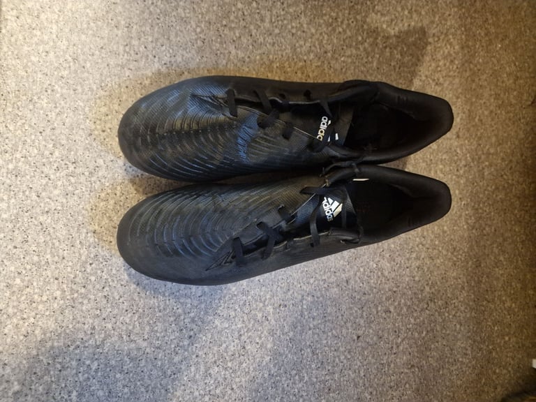 Size 11 Men's Adidas football boots 