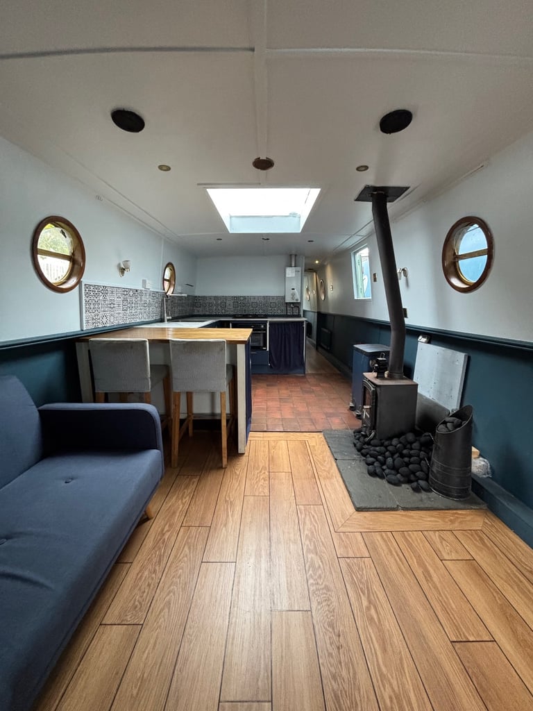 60 x 10 widebeam canalboat perfect for 1/2 people - new skylight installed