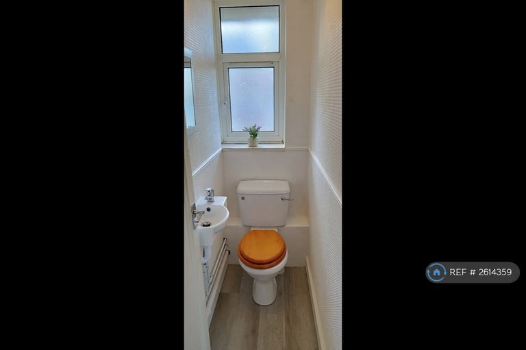 3 bedroom flat in Spencer Park, London, SW18 (3 bed) (#2614359)