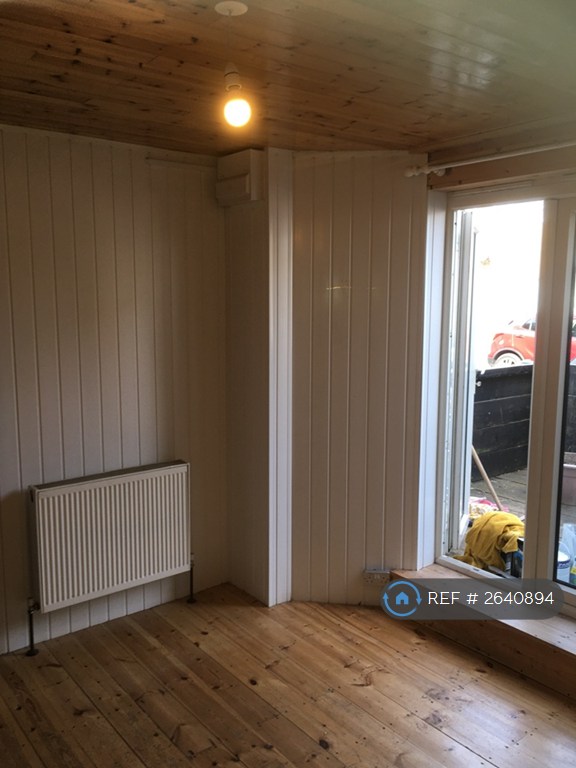 3 bedroom flat in Alma Road, Sheerness, ME12 (3 bed) (#2640894)