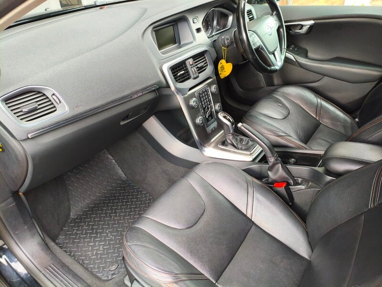 Volvo V40 D2 CROSS COUNTRY LUX