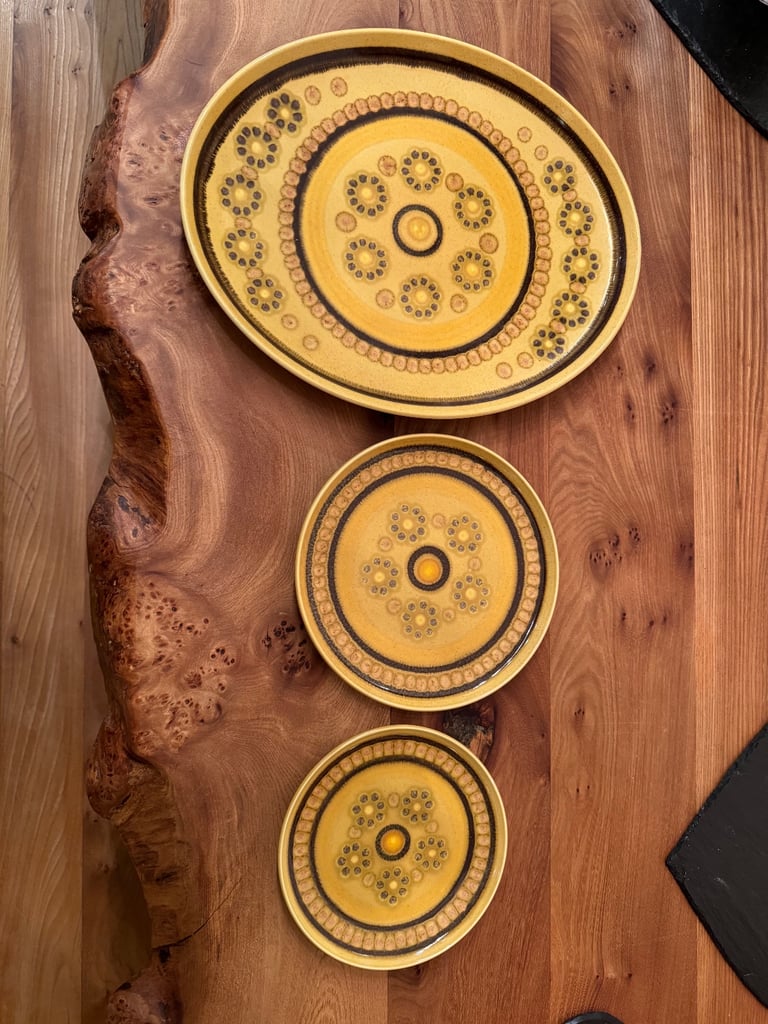 Dinner Service of Franciscan Honeycomb stoneware, made in England. Vintage 1970's