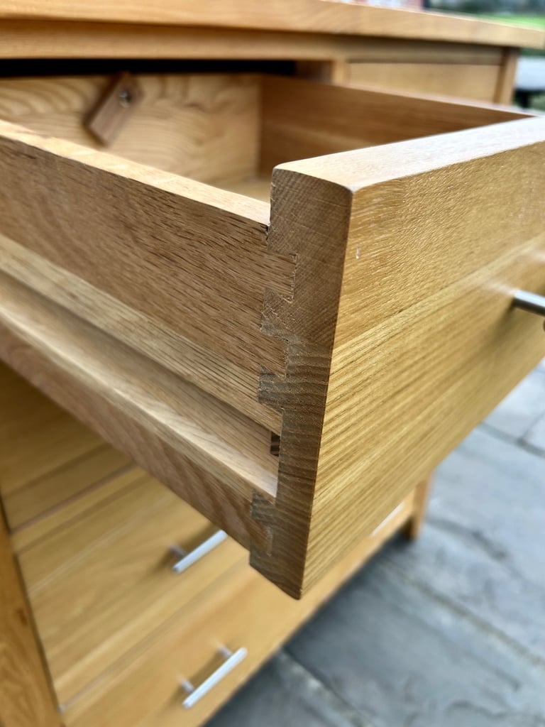 Solid Oak Chest of Drawers - Excellent Condition 