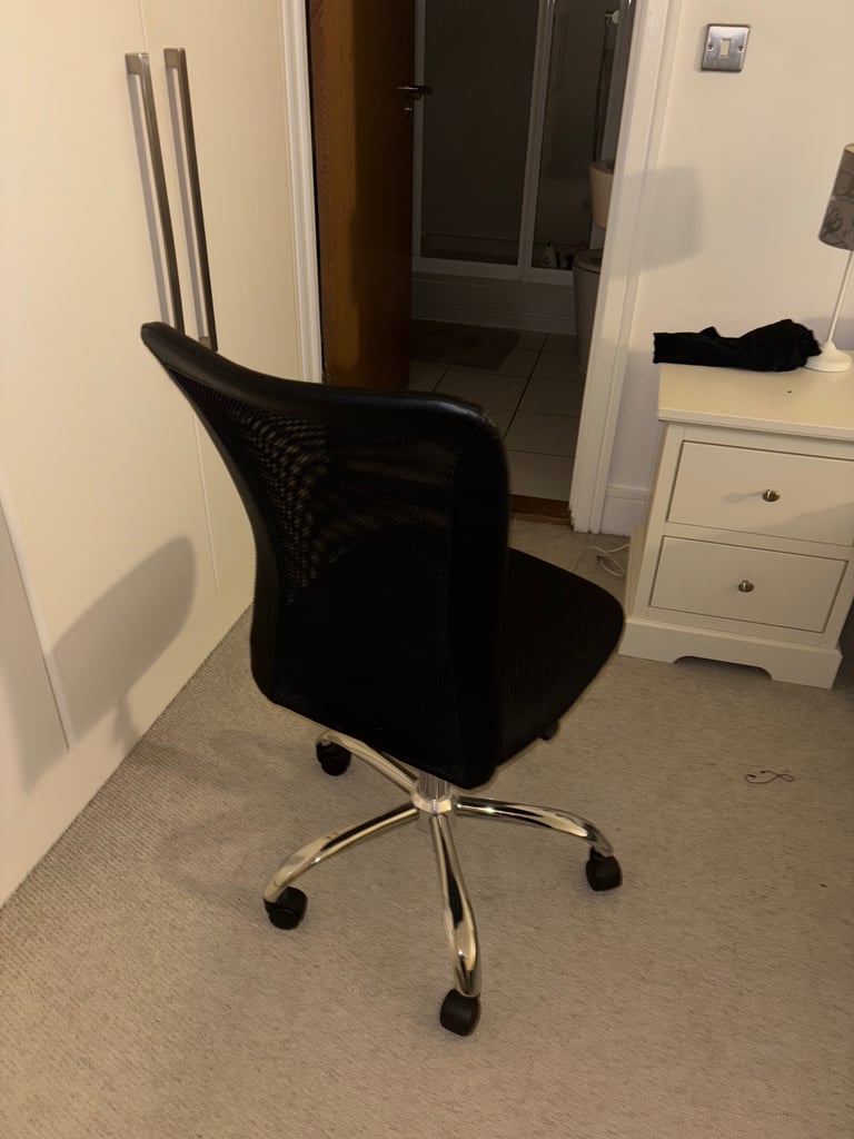 Desk chair with wheels 