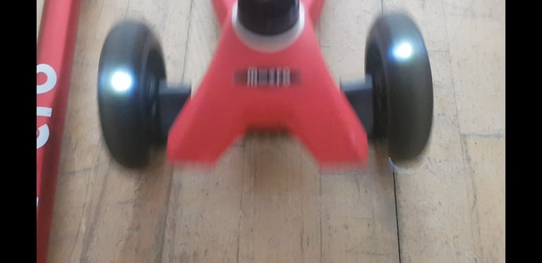 Red Micro LED Maxi Deluxe Scooter Great Condition