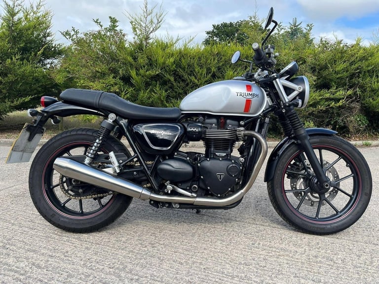 2017 17 TRIUMPH BONNEVILLE STREET TWIN 900 SILVER RETRO NAKED HPI CLEAR
