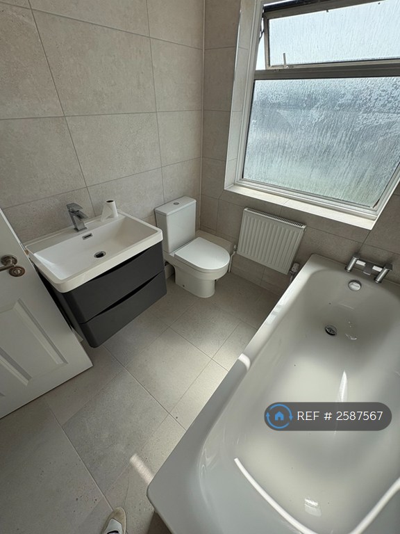 5 bedroom house in Wakemans Hill Avenue, London, NW9 (5 bed) (#2587567)