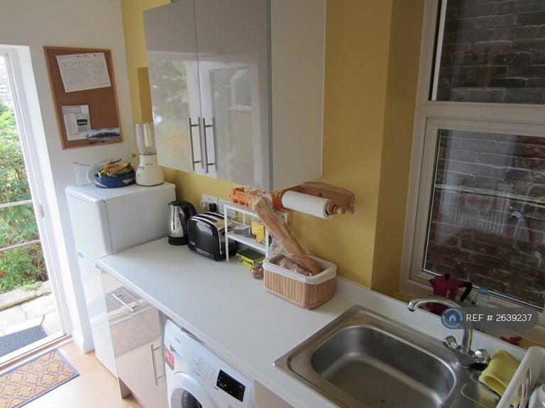 1 bedroom flat in Roundhill Crescent, Brighton, BN2 (1 bed) (#2639237)