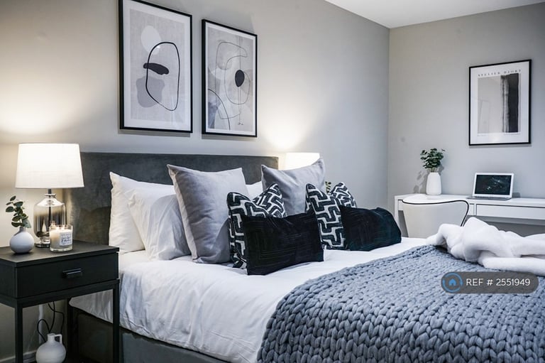 1 bedroom flat in Colbalt Point, London, E14 (1 bed) (#2551949)