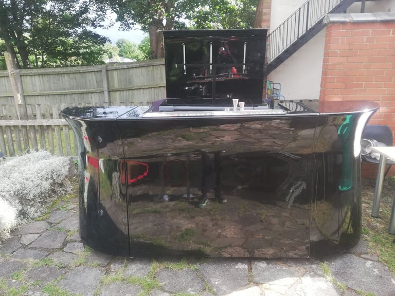 Mobile bar on wheels