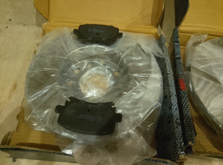 New VW Touran Rear Brake Discs + Rear Brake Pads 