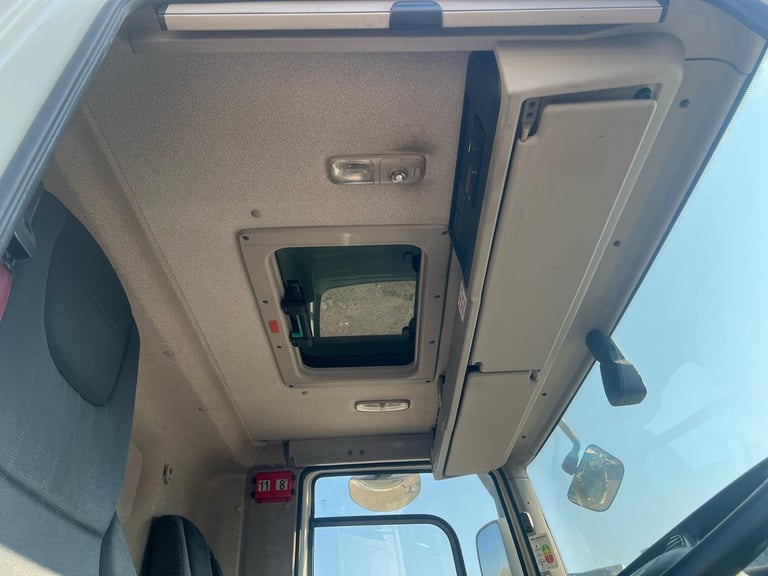 DAF TRUCKS CF250  18 TONNE FRIDGE WITH COLUMN TAIL LIFT CHOICE