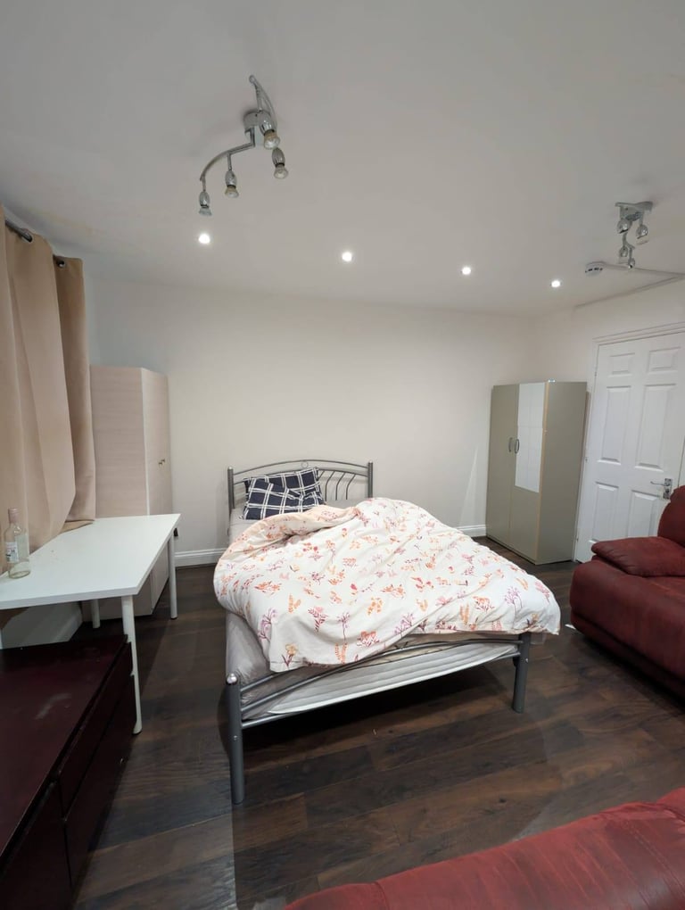 Beautiful King Size with Bills   £1050