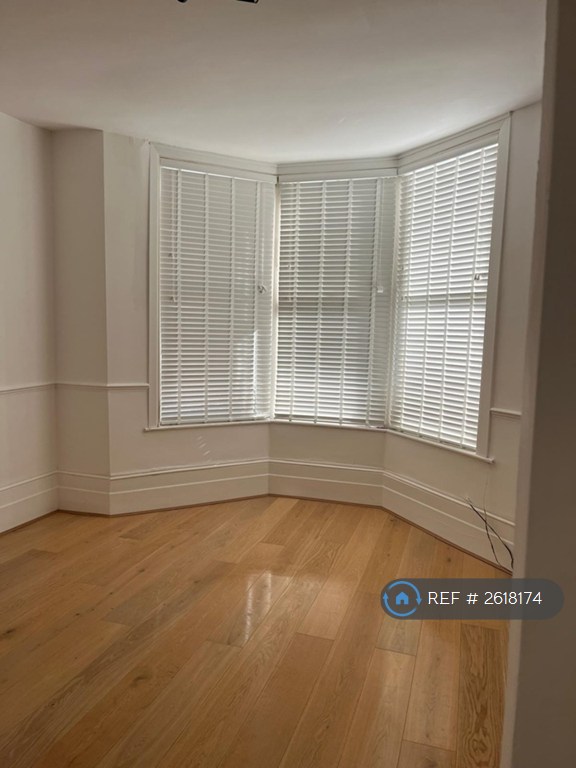 2 bedroom flat in Ballards Lane, London, N3 (2 bed) (#2618174)