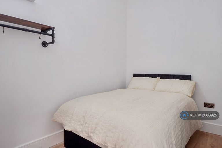 1 bedroom flat in Tudor House, Brighouse, HD6 (1 bed) (#2680925)