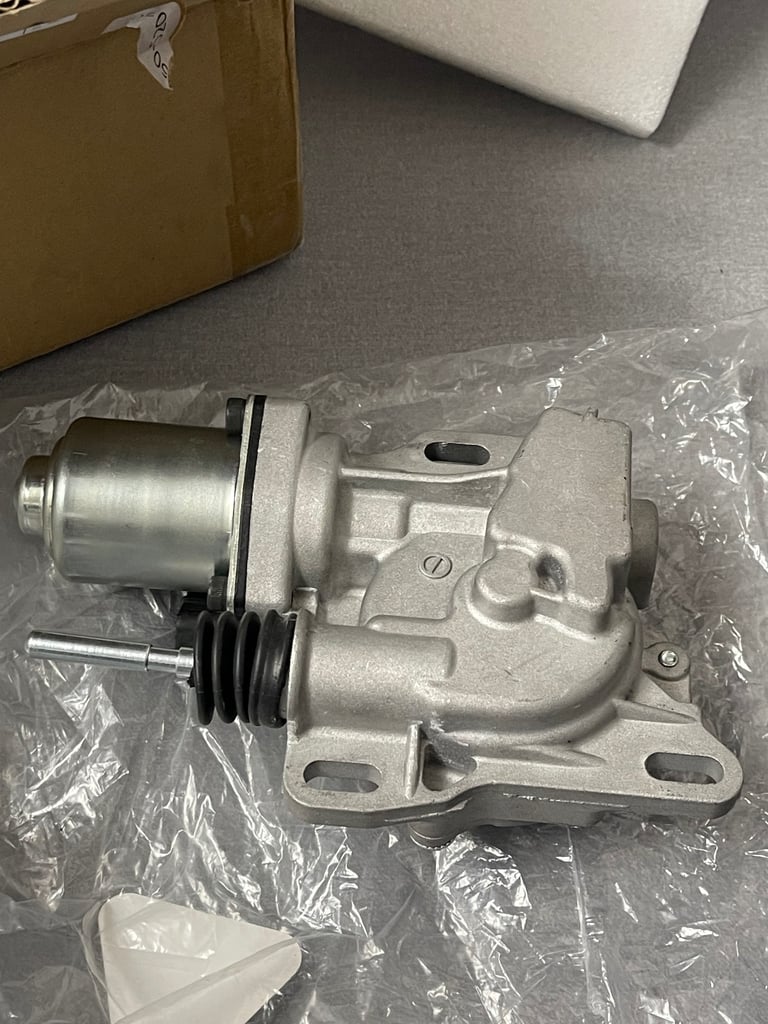 Change clutch actuator slave cylinder Toyota Yaris aygo