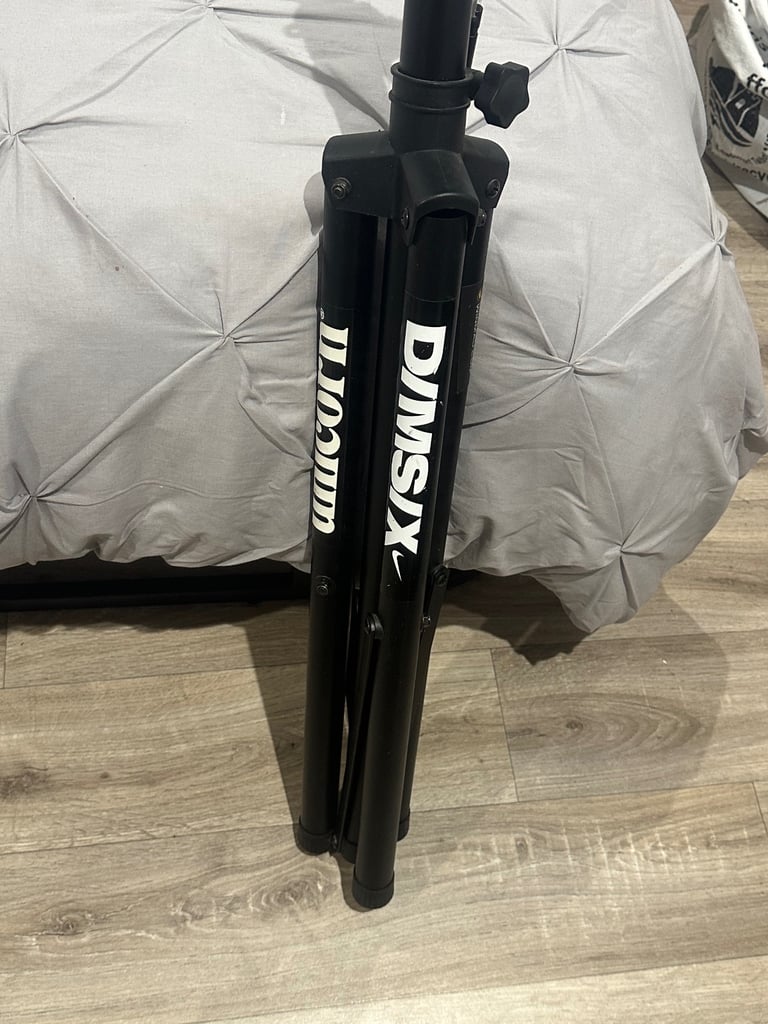 Unicorn tri dartboard stand (like new )