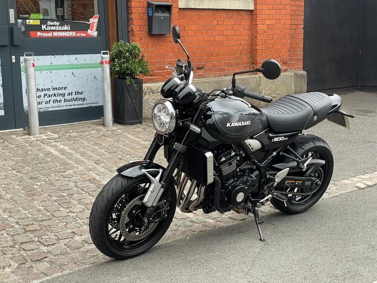 2022 Kawasaki Z900RS retro style motorbike - Custom painted