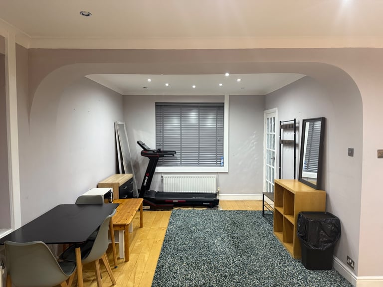 🌸 Master Twin Room for Rent – SL2 Area 🌸 for 2 occupants 