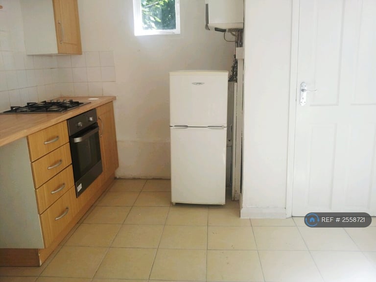 5 bedroom house in Kitchener Road, Seven Sisters, N17 (5 bed) (#2558721)