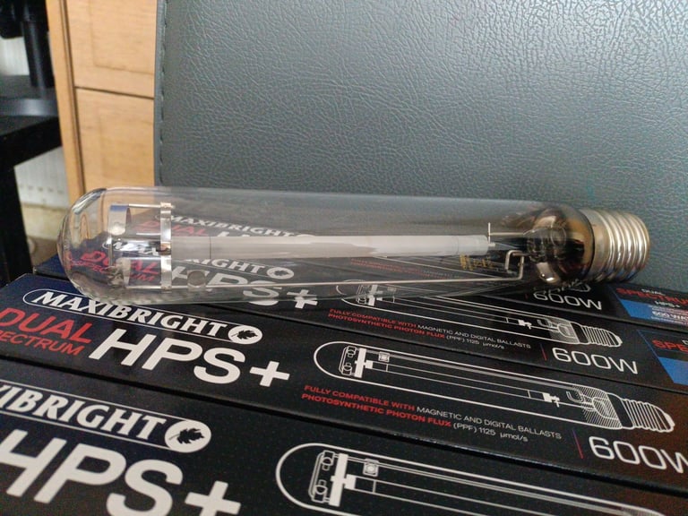 Maxibright 600W Dual Spectrum HPS Lamp Grow Light (24 each LED Bulbs)