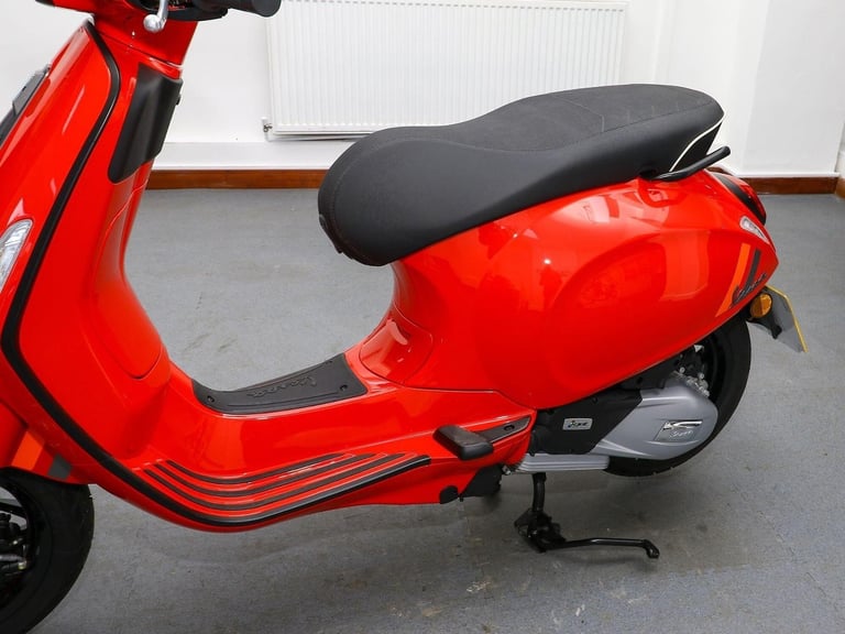 2025, '25  Piaggio Vespa Sprint S 125 Scooter. 1 Owner. ONLY 69 MILES. £3,895