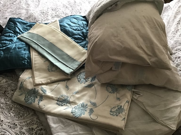 King Size quilt, 2 x feather pillows, quilt cover 2 x pillowcases + bed runner.
