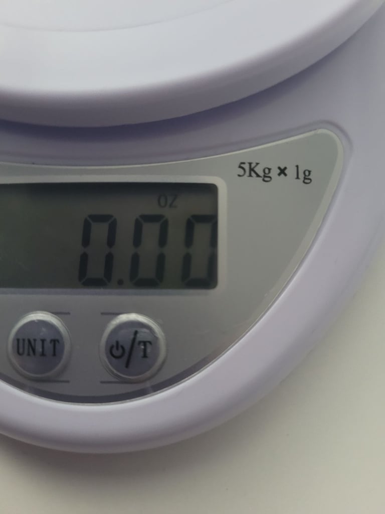 Kitchen scale with batteries.  Collection dunfermline fife