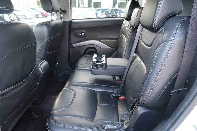 2012/12 White Mitsubishi Outlander 2.2 DI-D GX3 5dr 2WD 7 Seat