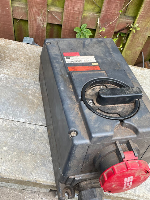125 amp switched socket