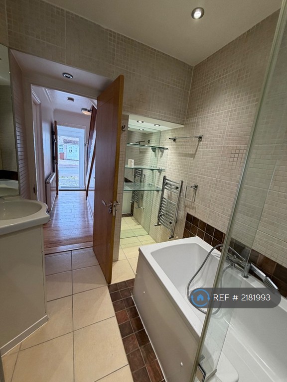 3 bedroom house in Barking, Barking, RM9 (3 bed) (#2181993)