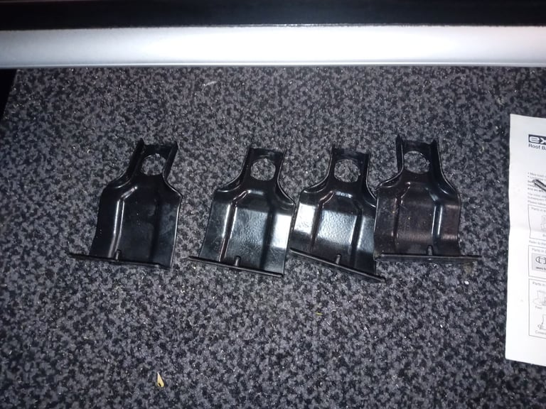 THULE AERO ROOF BARS FOR FORD CMAX, COMPLETE WITH FITTING KIT, LOCKS AND KEYS