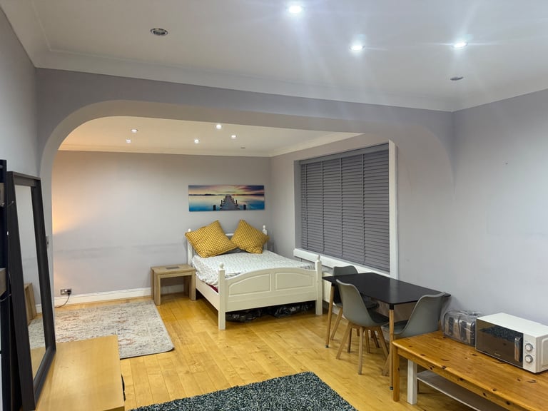 🌸 Master Twin Room for Rent – SL2 Area 🌸 for 2 occupants 