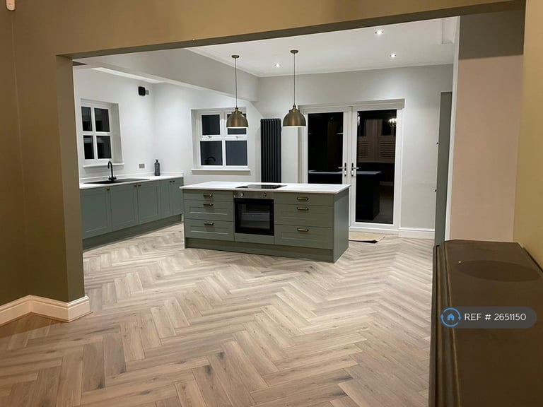 4 bedroom house in Gillbent Road, Cheadle Hulme, Cheadle, SK8 (4 bed) (#2651150)