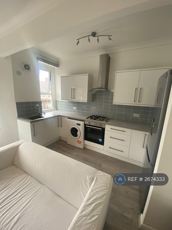 3 bedroom flat in Whitchurch Road, Cardiff, CF14 (3 bed) (#2674333)