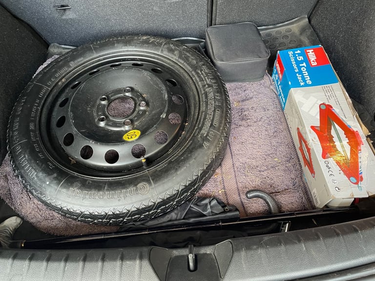 Car wheel with full tread and 1.5 ton scissor jack (boxed)