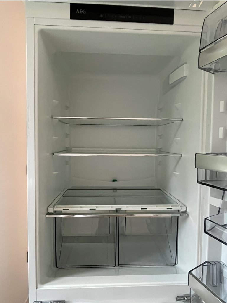 AEG INTEGRATED KITCHEN FRIDGE/FREEZER, EXCELLENT CONDITION , FULLY WORKING RRP £599