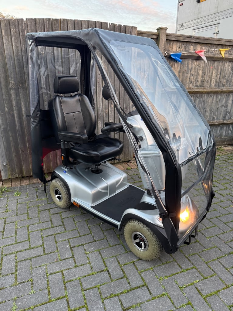Invacare Comet 8MPH Mobility Scooter With Canopy! Excellent condition 