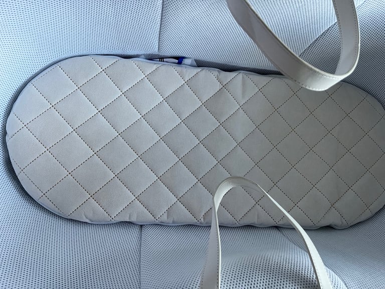 Shnuggle Dreami White Grey Moses basket & Curve Rocking Stand, Mattress & 2 Sheets