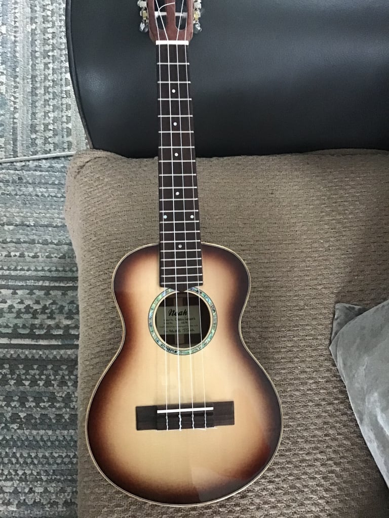 Tenor ukulele 