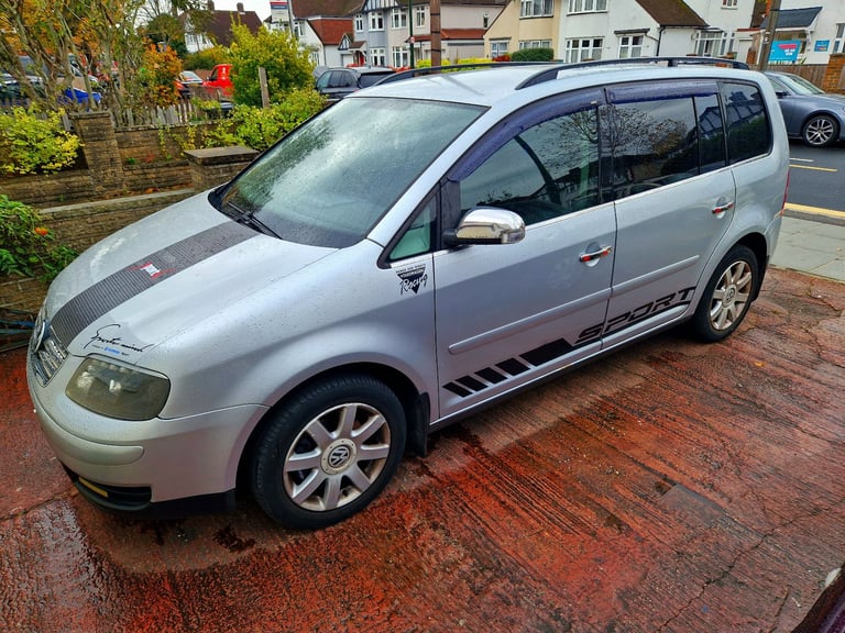 AUTO VW TOURAN 1.6 ULEZ FREE DRIVES GREAT 