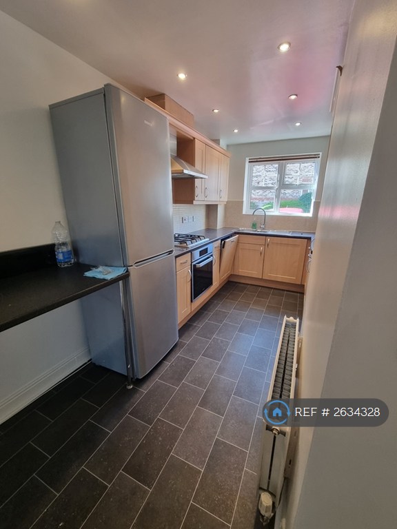 2 bedroom flat in Sycamore Chase, Pudsey, LS28 (2 bed) (#2634328)