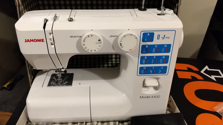 Janome 4400 Sewing machine with case